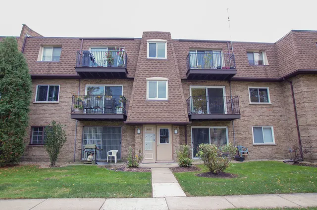$1,800 | 9422 Bay Colony Drive, Unit 2W, Des Plaines, IL 60016