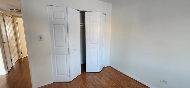 $1,800 | 9422 Bay Colony Drive, Unit 2W, Des Plaines, IL 60016