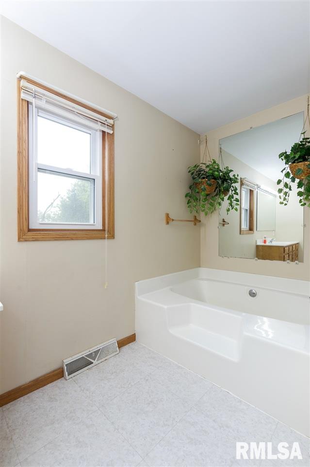10218 108th Street West Taylor Ridge, IL 61284 - Photo 13 of 23 Gallery Image 13