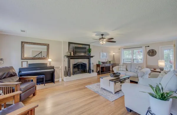 $2,950 | 8327 Poplar Pike, Germantown, TN 38138