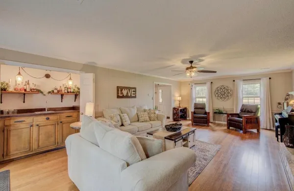 $2,950 | 8327 Poplar Pike, Germantown, TN 38138