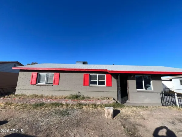 a view of a back yard of the house
