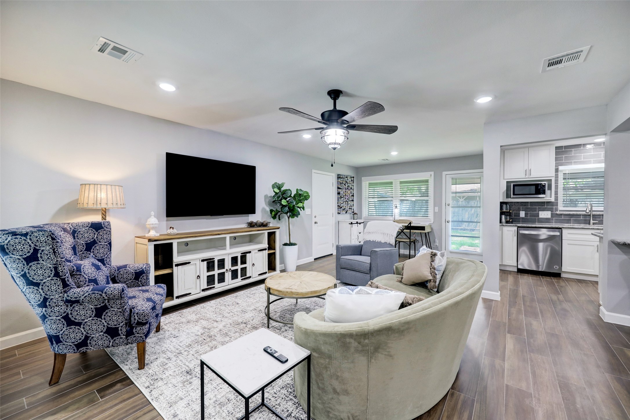 7926 Ridgeview Drive Houston, TX 77055 - Photo 6 of 27 This picture showcases the size of the living room with furniture.