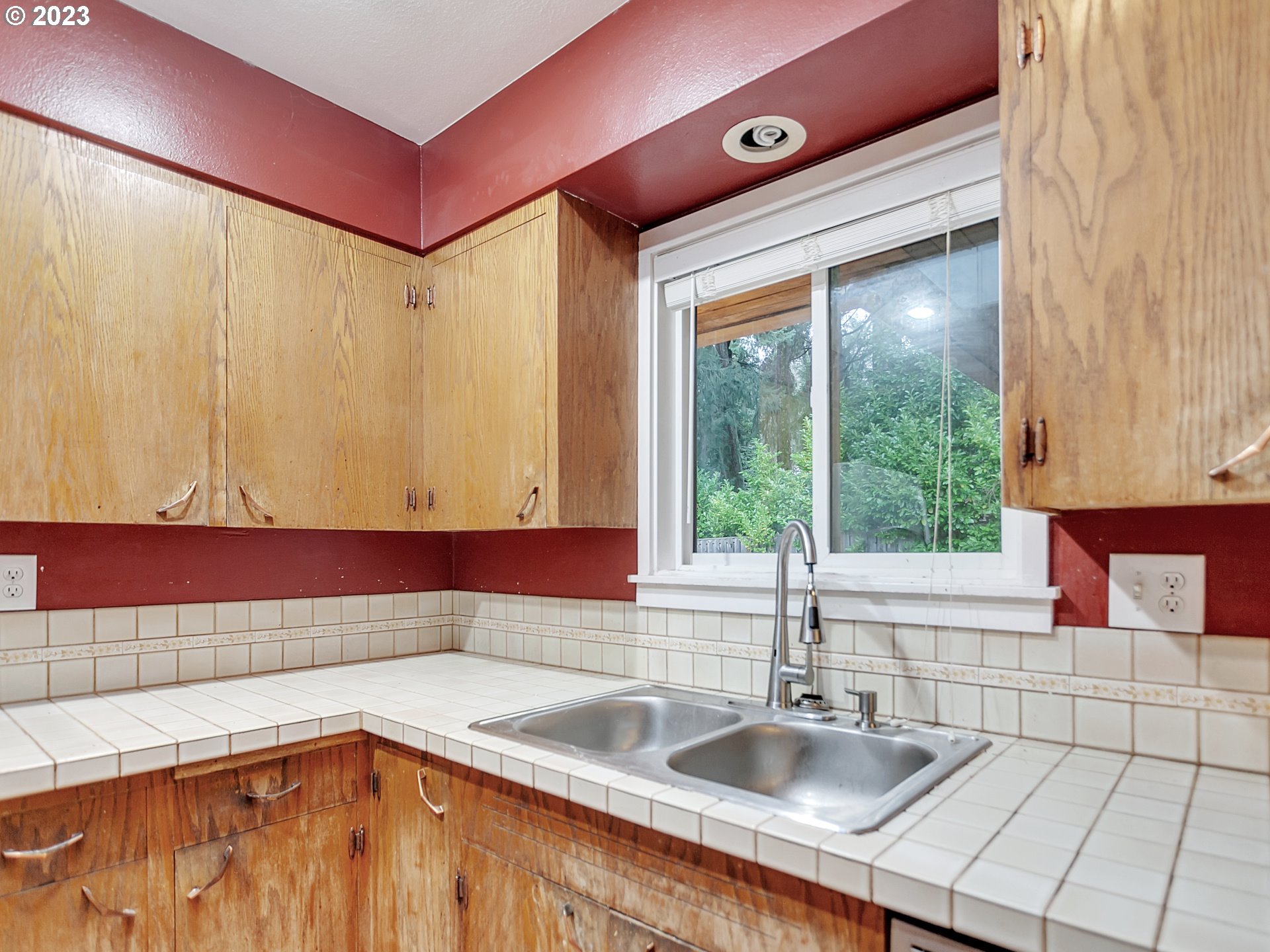930 Southwest 95th Avenue Portland, OR 97225 - Photo 16 of 39 Kitchen