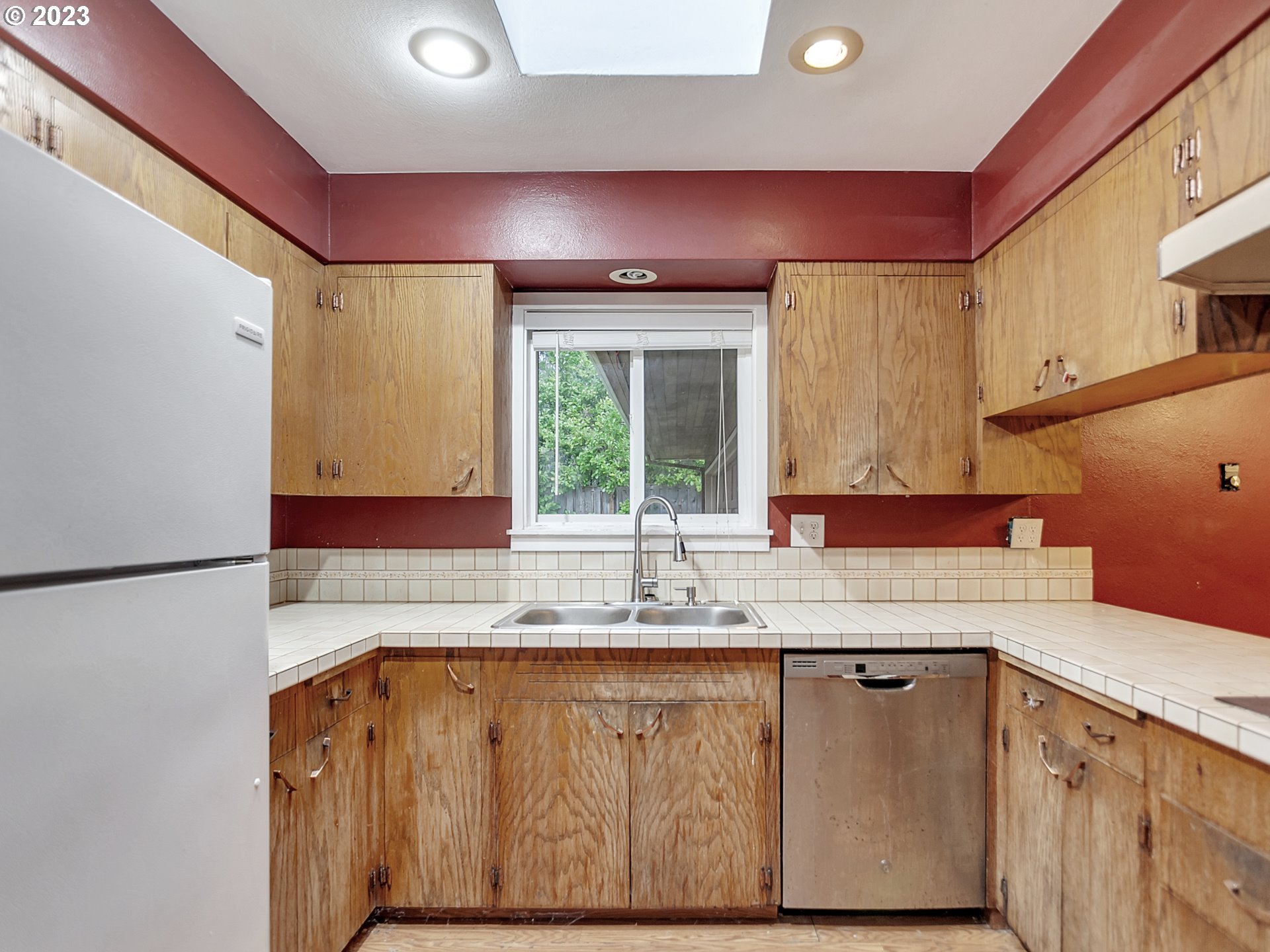 930 Southwest 95th Avenue Portland, OR 97225 - Photo 17 of 39 Kitchen