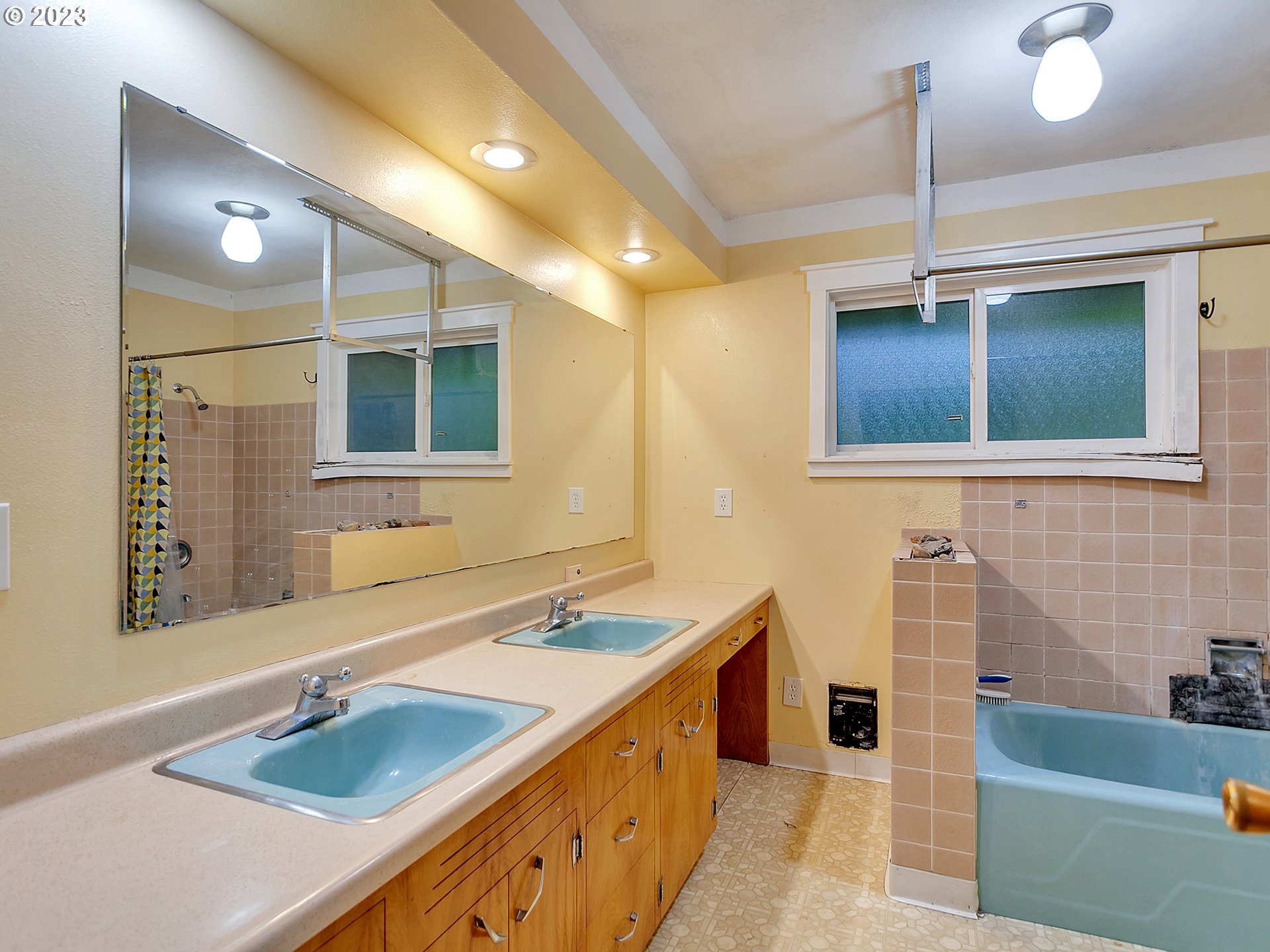 930 Southwest 95th Avenue Portland, OR 97225 - Photo 18 of 39 Bathroom