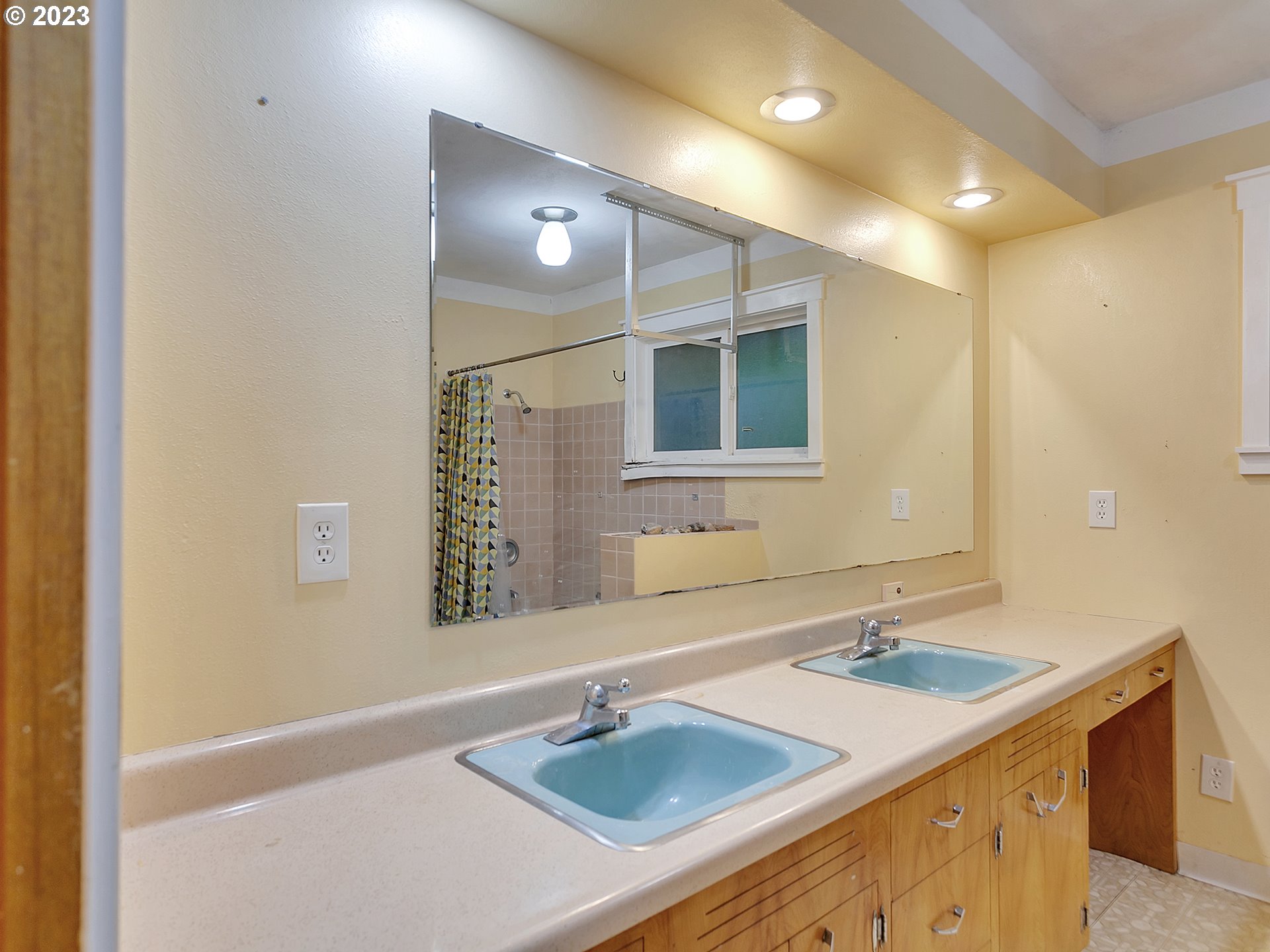 930 Southwest 95th Avenue Portland, OR 97225 - Photo 19 of 39 Bathroom