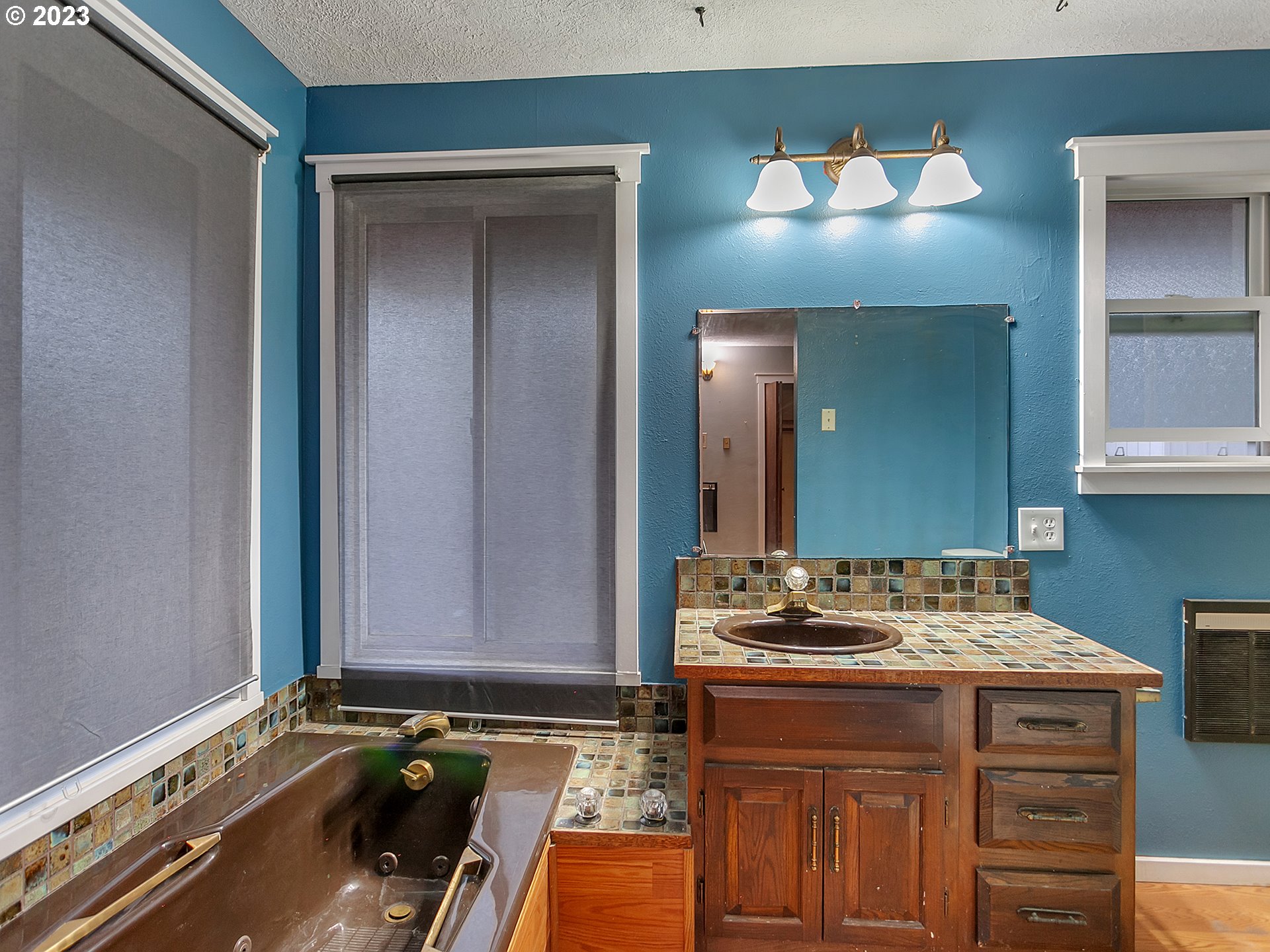 930 Southwest 95th Avenue Portland, OR 97225 - Photo 21 of 39 Bathroom, Attached