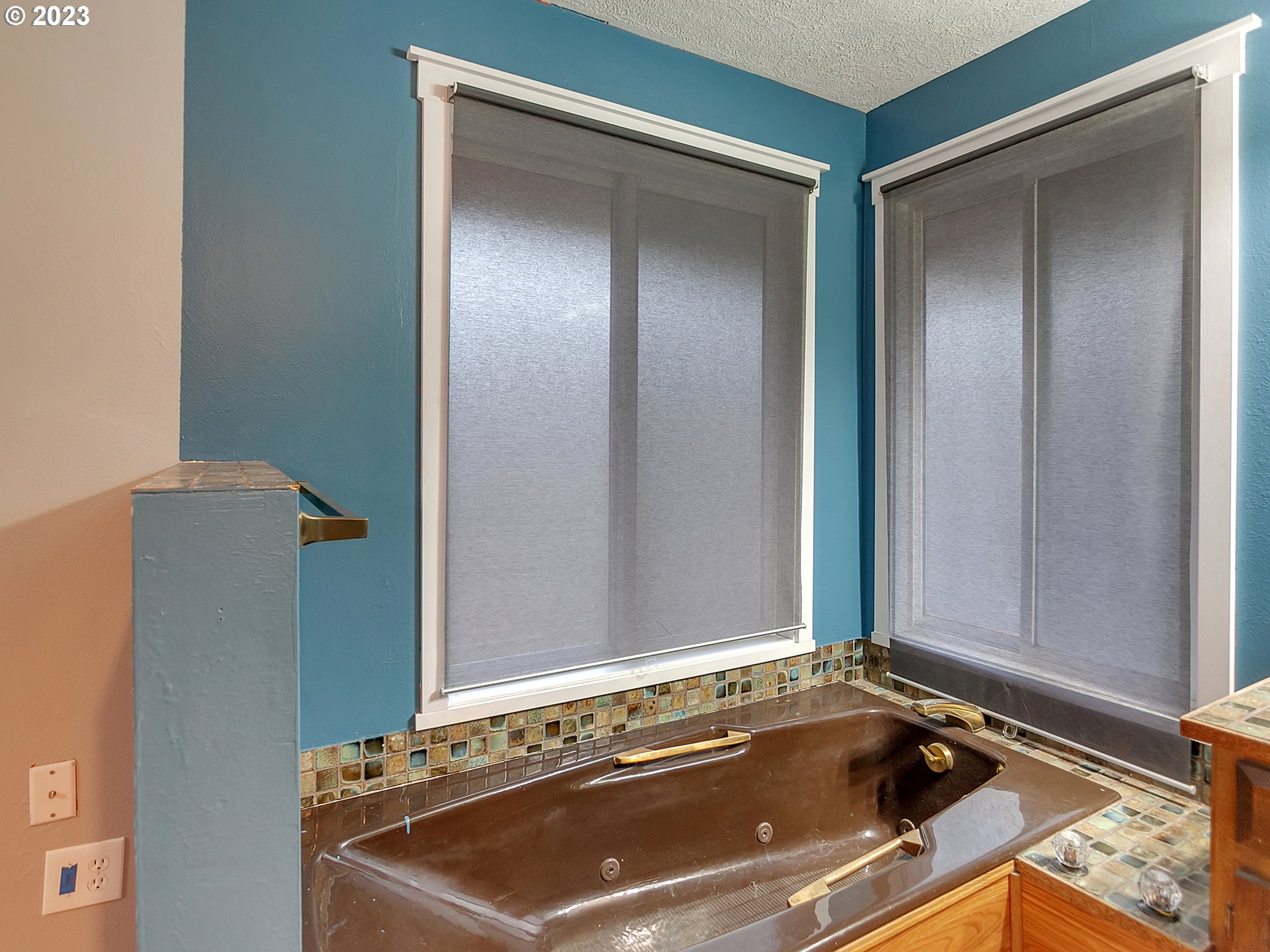 930 Southwest 95th Avenue Portland, OR 97225 - Photo 22 of 39 Bathroom, Attached