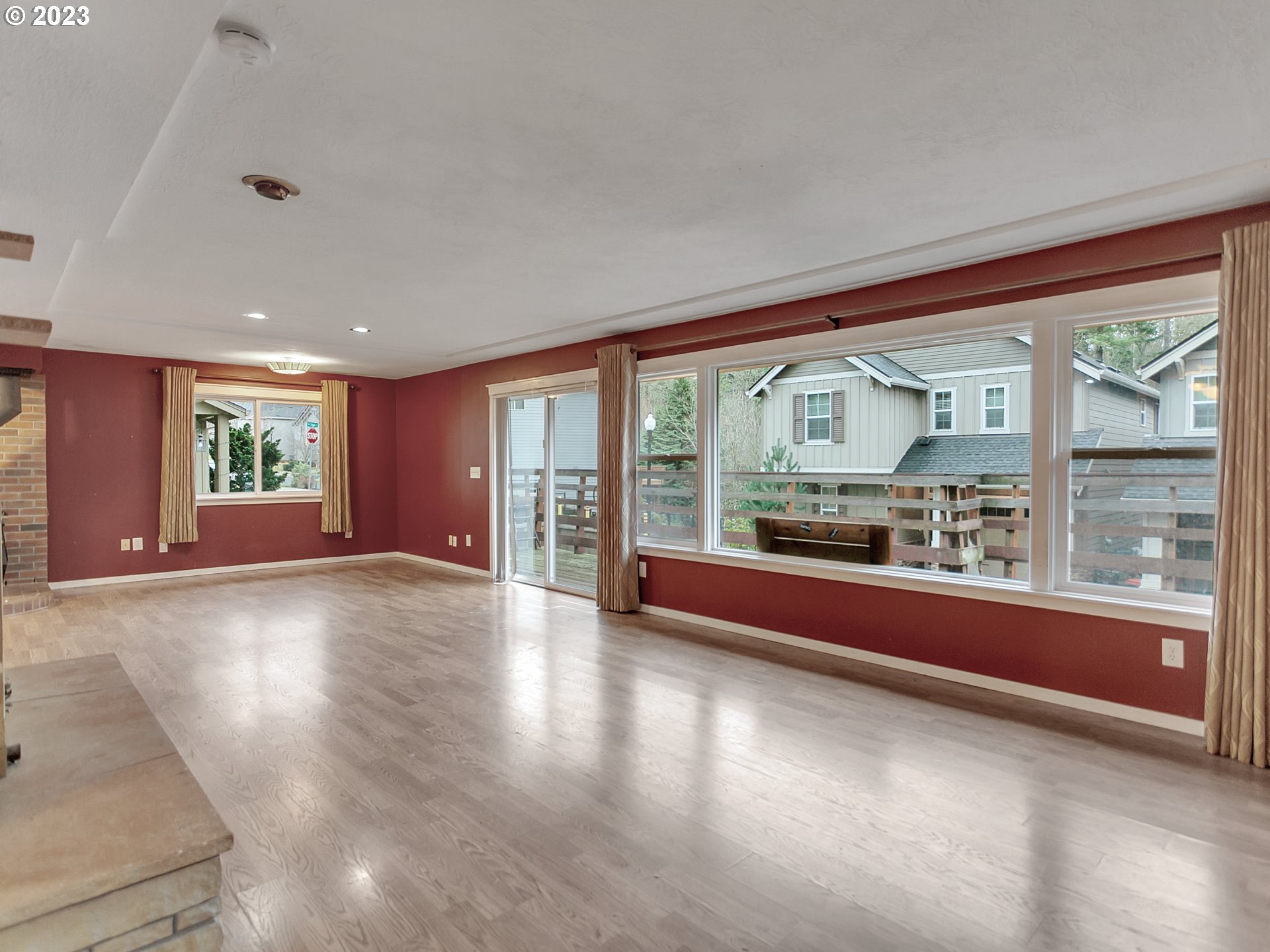 930 Southwest 95th Avenue Portland, OR 97225 - Photo 5 of 39 Living Room