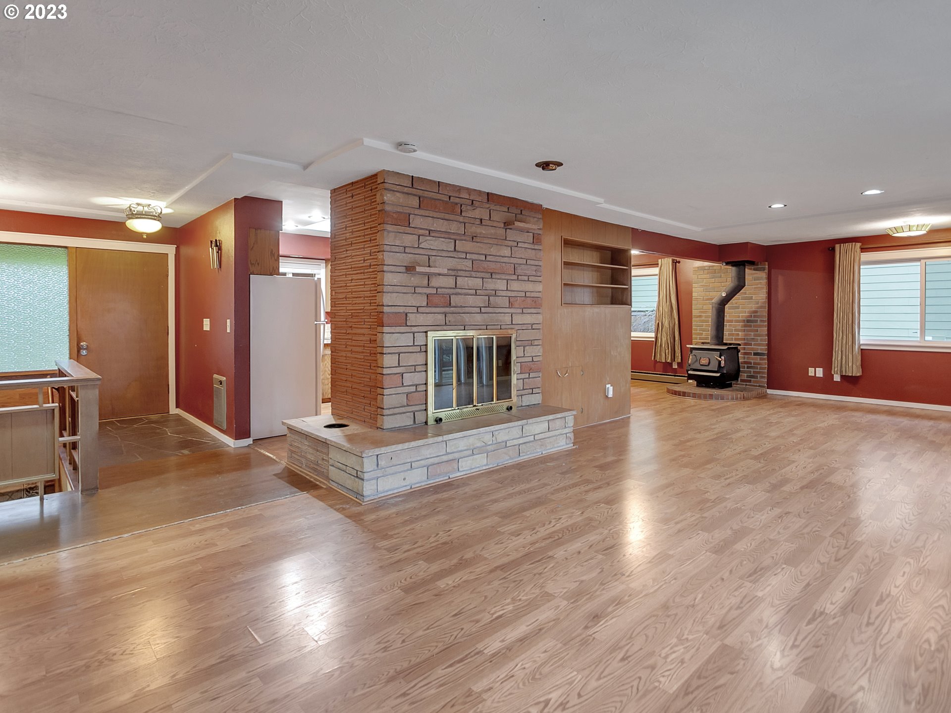 930 Southwest 95th Avenue Portland, OR 97225 - Photo 8 of 39 Living Room