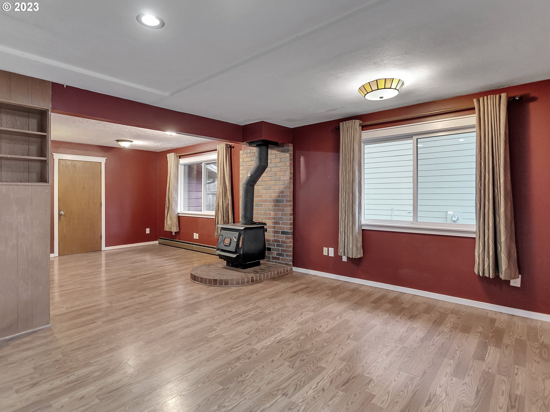 930 Southwest 95th Avenue Portland, OR 97225 - Photo 10 of 39 Living Room