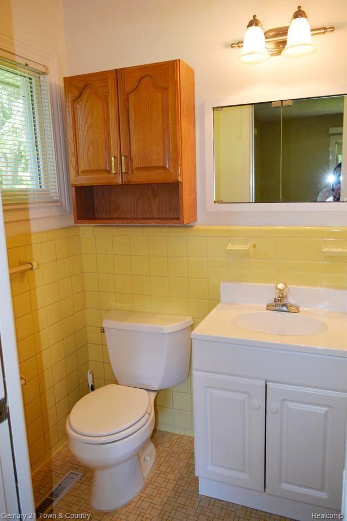 933 North Reading Road Bloomfield Hills, MI 48304 - Photo 18 of 30 Full Bathroom 2b.jpg
