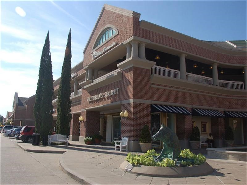 2611 Tangley Street Houston, TX 77005 - Photo 29 of 31 The Village Arcade, with a plethora of stores, restaurants and other boutiques, is only 6 minutes by foot.