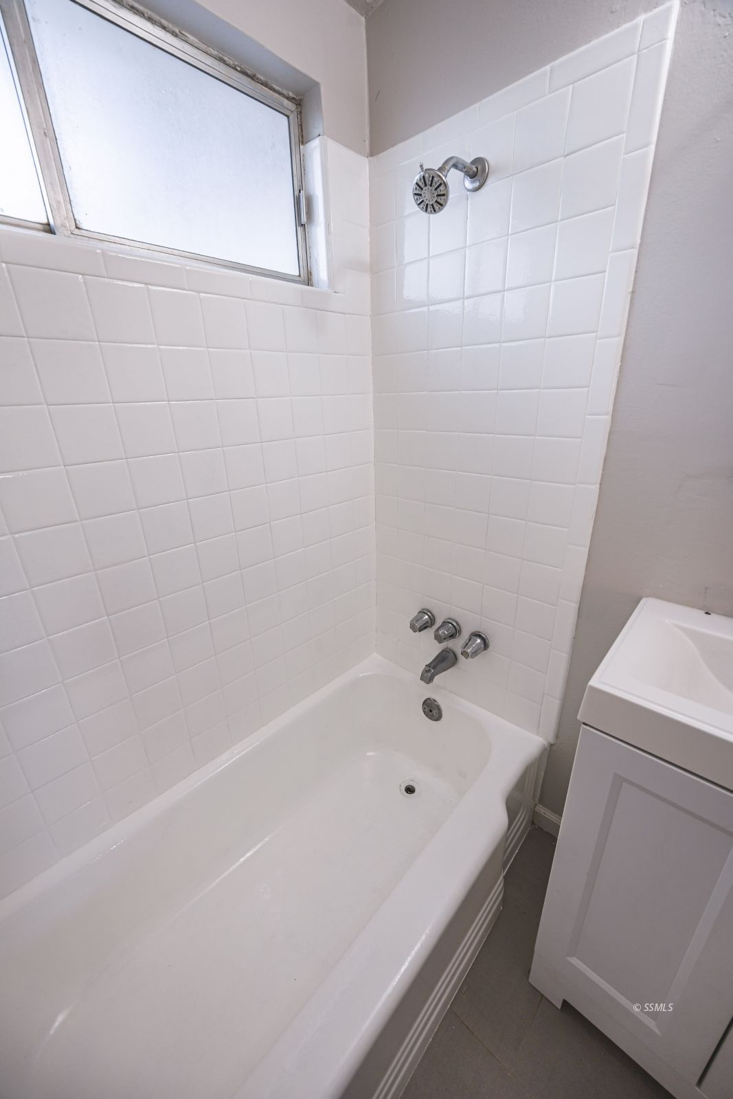 1525 South Porter Ridgecrest, CA 93555 - Photo 17 of 29 a bathroom with a bathtub