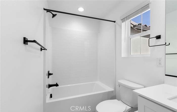 24119 Ashton Corona, CA 92883 - Photo 40 of 45 a bathroom with a toilet and a bathtub