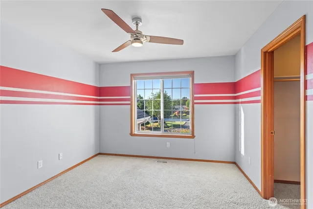 a view of a house with backyard and garden