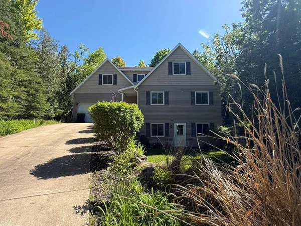 $599,900 | 7500 Nine Mile Point Drive, Charlevoix, MI 49720