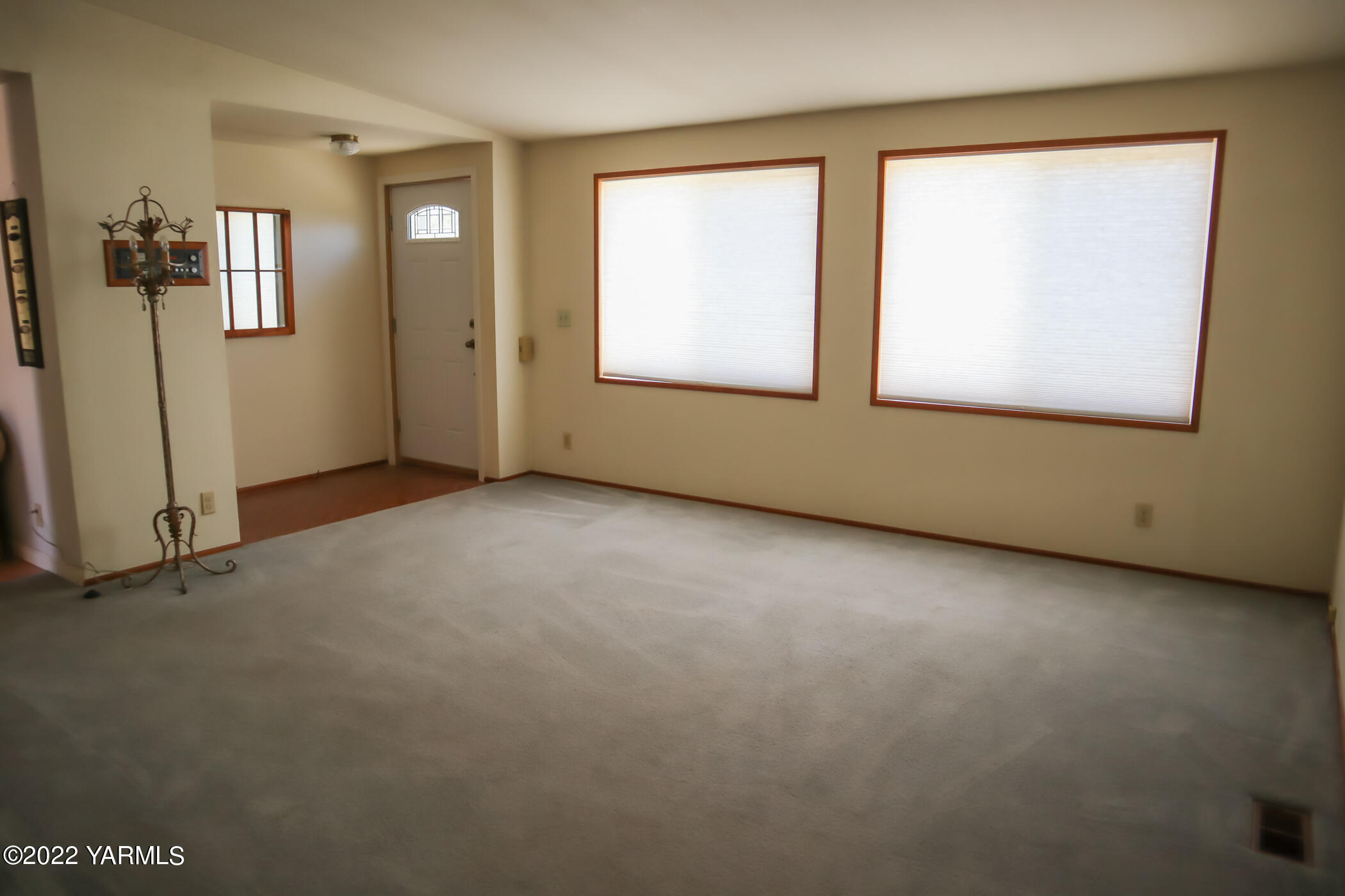 412 Beane Road Moxee, WA 98936 - Photo 2 of 14 an empty room with windows