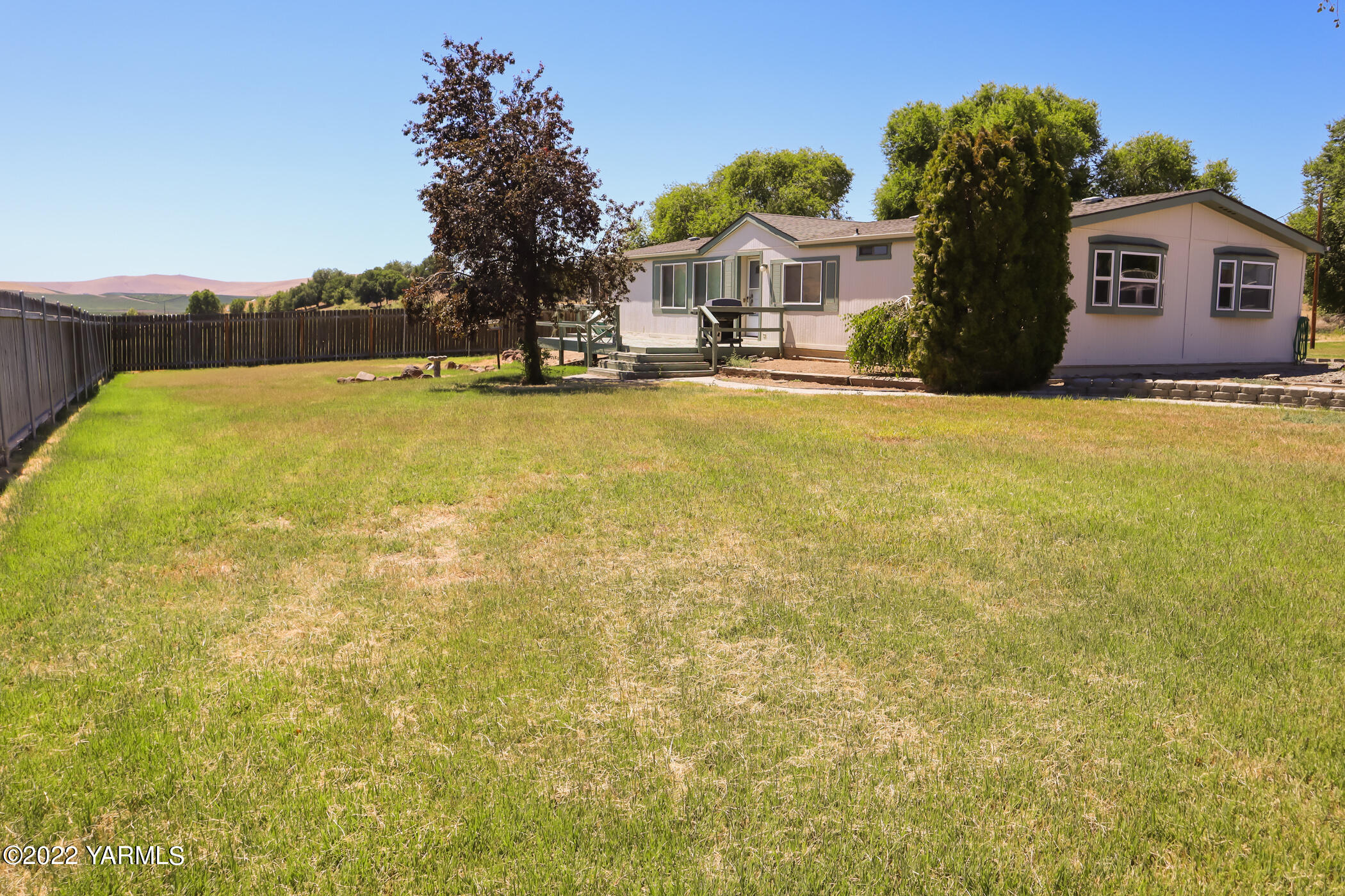 412 Beane Road Moxee, WA 98936 - Photo 8 of 14 a front view of house with yard and swimming pool