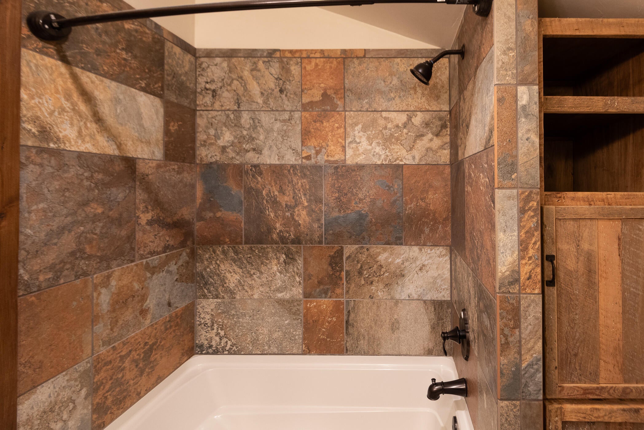 65025 Hunnell Road Bend, OR 97703 - Photo 23 of 50 23Hall bathtub
