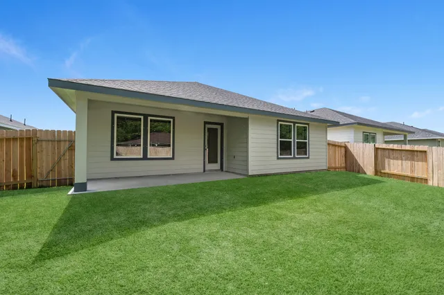 a view of a house with backyard
