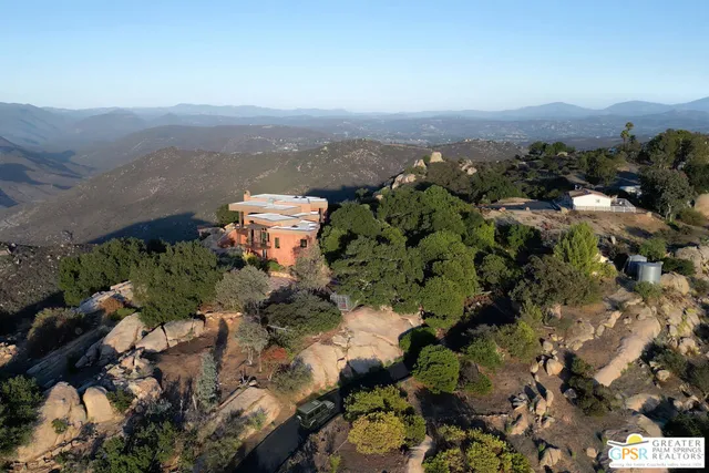 a view of a entrance gate of the house