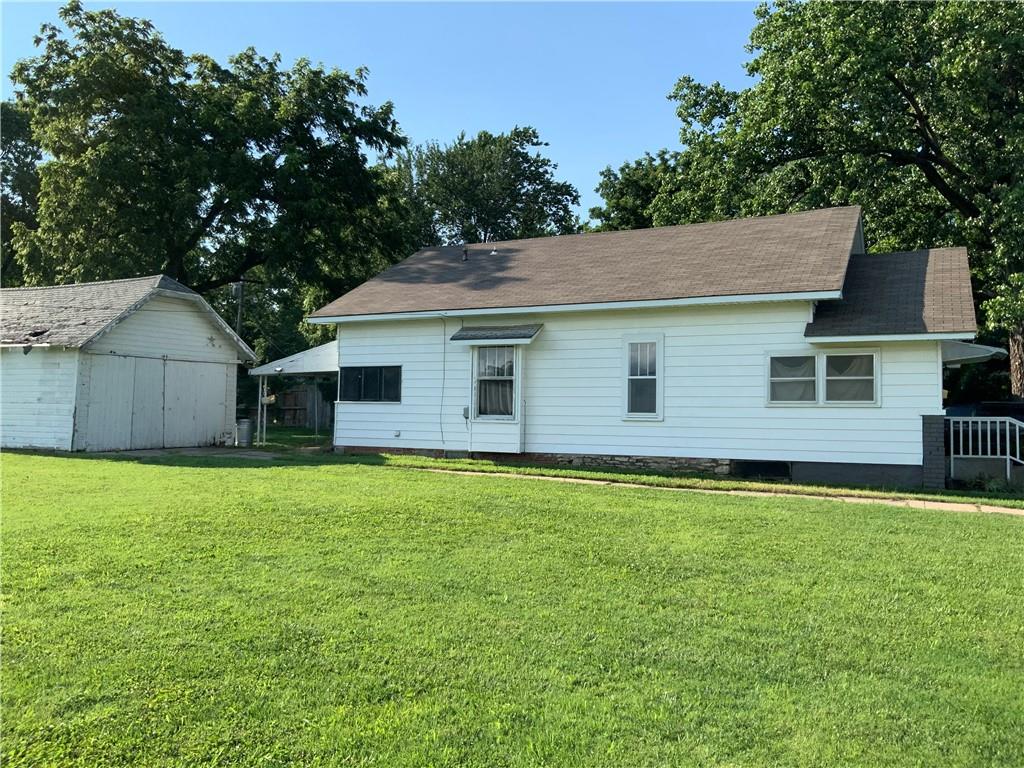 816 North Sycamore Road Iola, KS 66749 - Photo 4 of 42