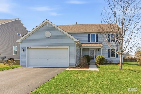 a view of a house with backyard and garden