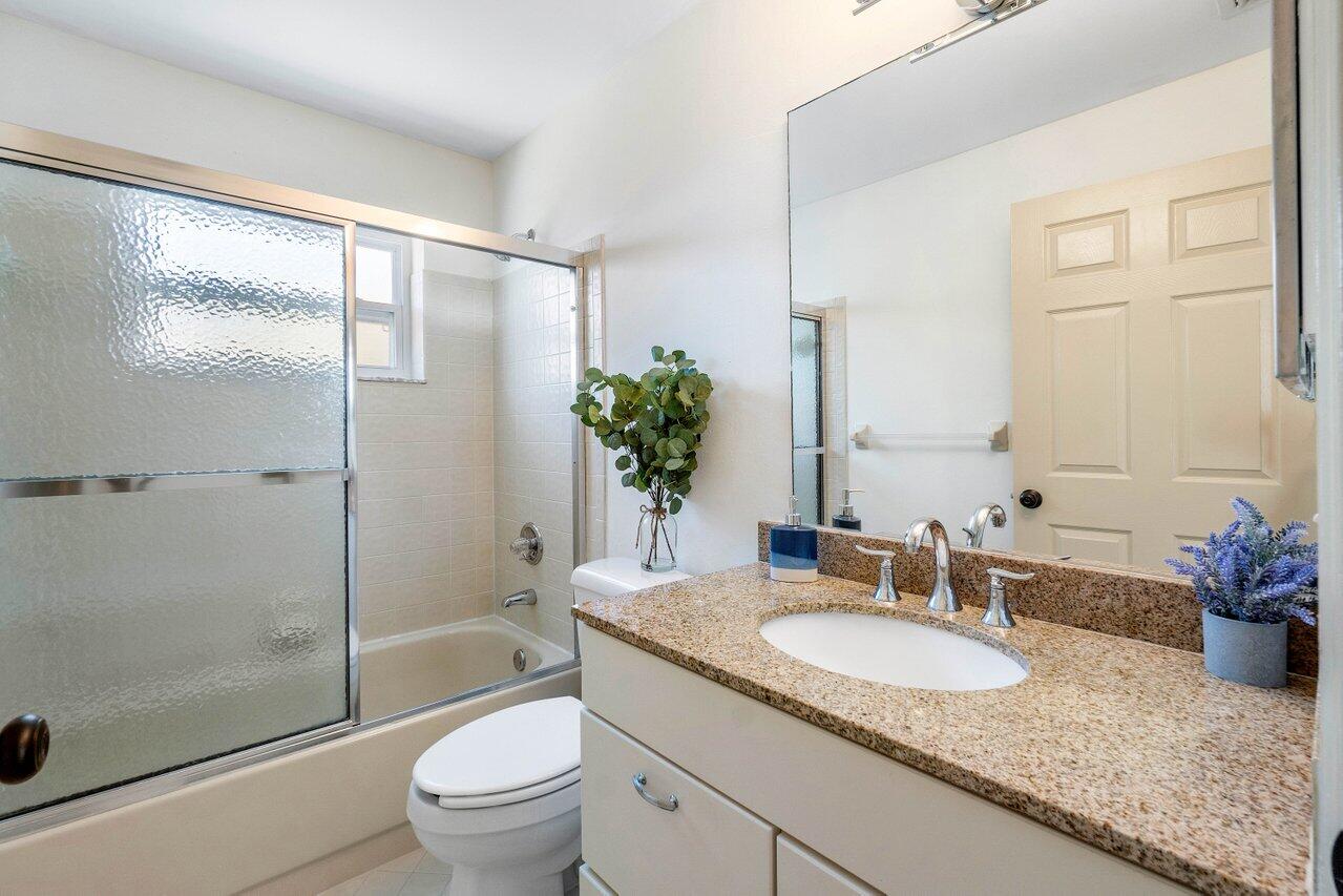7534 Texas Trail Boca Raton, FL 33487 - Photo 19 of 35 Guest Bathroom