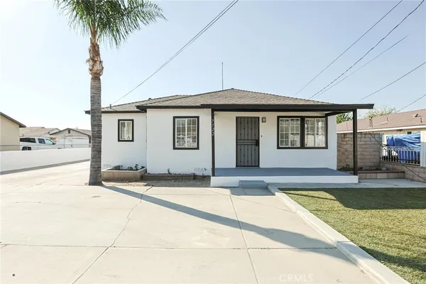 a view of a house with entertaining space