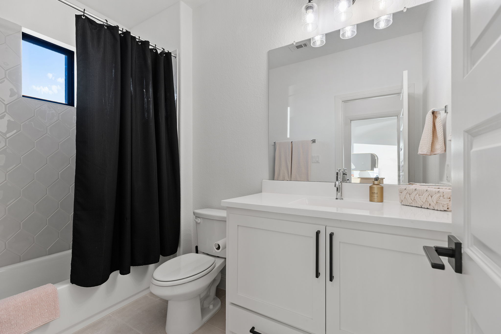 439 Wellborn Road Liberty Hill, TX 78642 - Photo 32 of 40 Adjacent Bathroom - Full bath