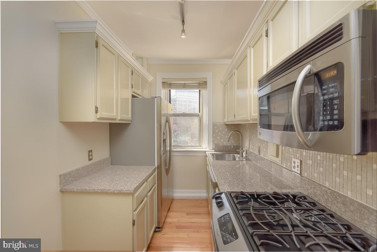 1954 Columbia Road Northwest, Unit 211 Washington, DC 20009 - Photo 4 of 6 Updated kitchen w/ granite counter tops & ss apps.