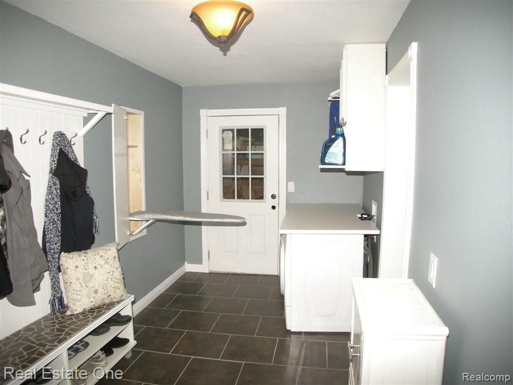 923 Benstein Road Walled Lake, MI 48390 - Photo 23 of 25 Mudroom/Laundry