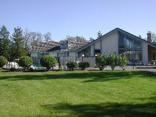 82 Shamrock Circle, Unit 82 Santa Rosa, CA 95403 - Photo 3 of 3 a front view of a house with garden