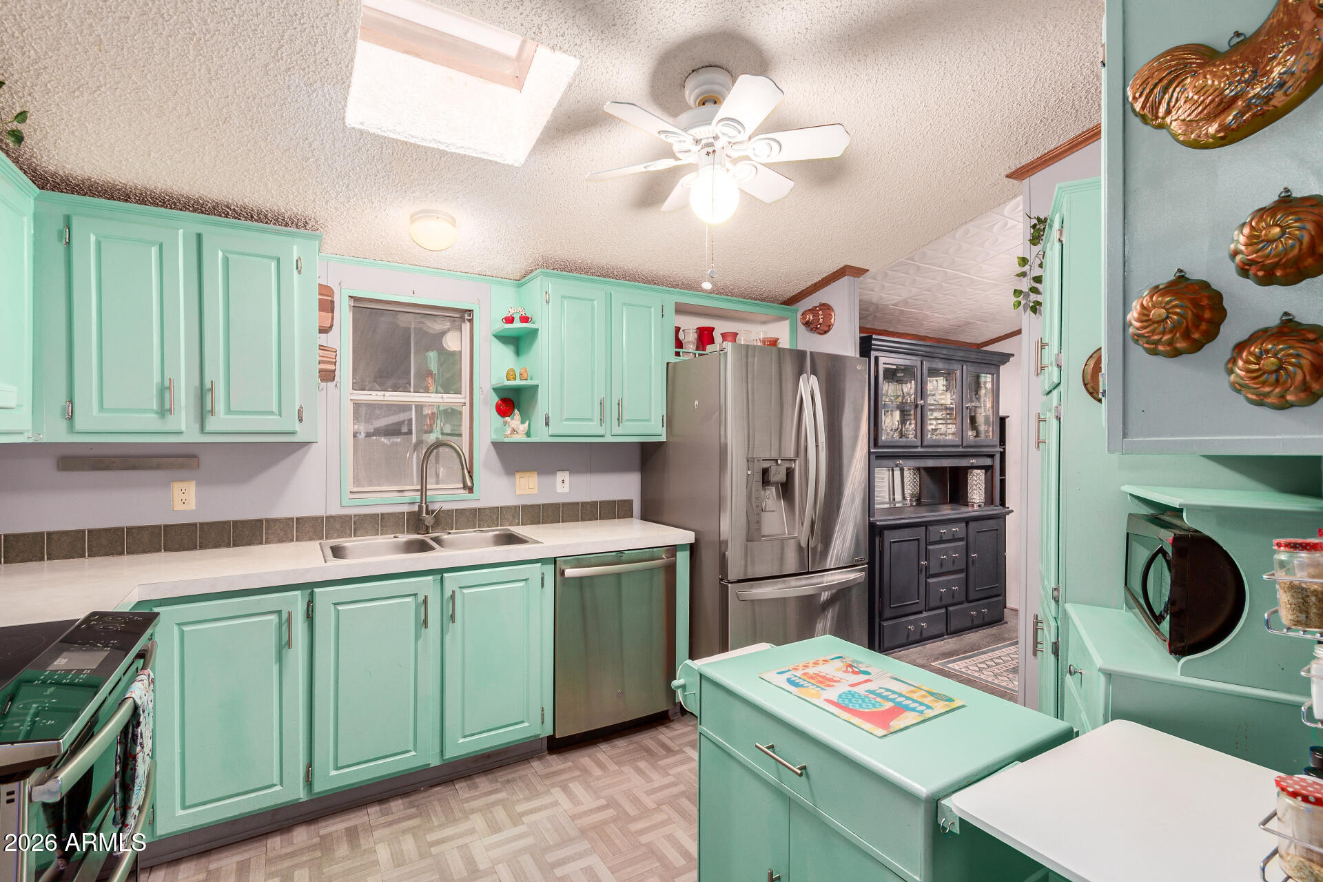 201 South Greenfield Road, Unit 239 Mesa, AZ 85206 - Photo 16 of 32 a kitchen that has a lot of cabinets in it