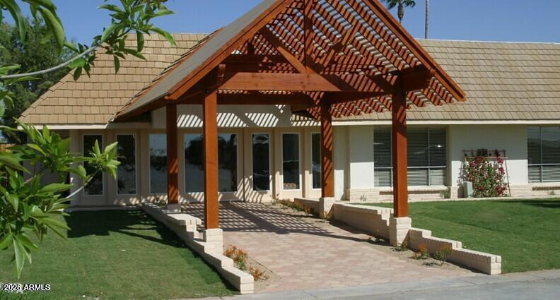 201 South Greenfield Road, Unit 239 Mesa, AZ 85206 - Photo 28 of 32 a patio with a table and chairs and potted plants