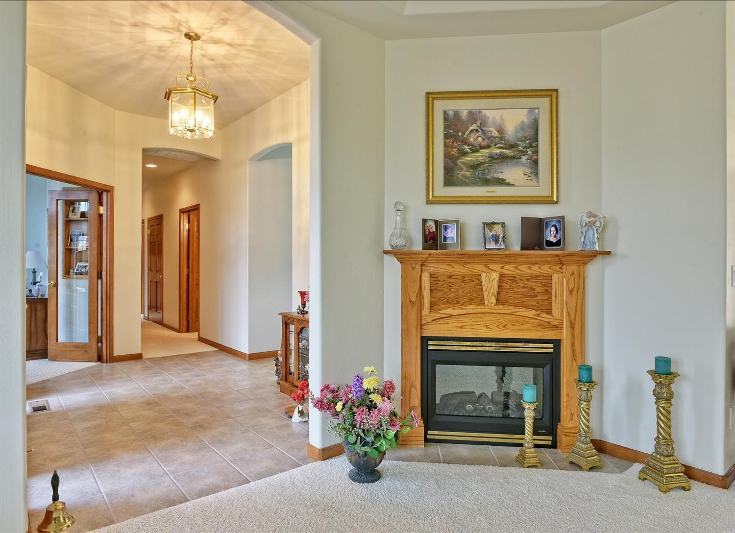 4774 South Fork Little Butte Creek Road Eagle Point, OR 97524 - Photo 15 of 34 View of Foyer area and cozy electric fir