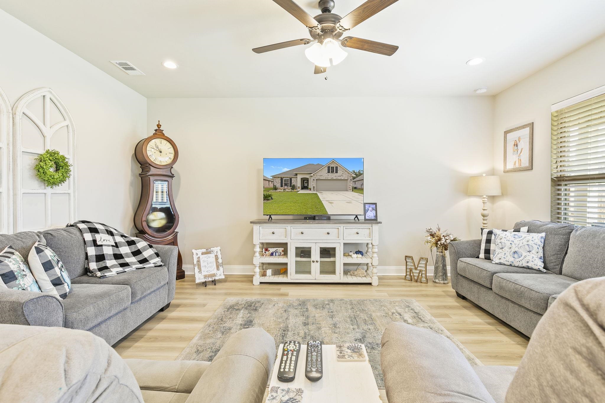 910 Gibson Court Foley, AL 36535 - Photo 12 of 66 Living Room