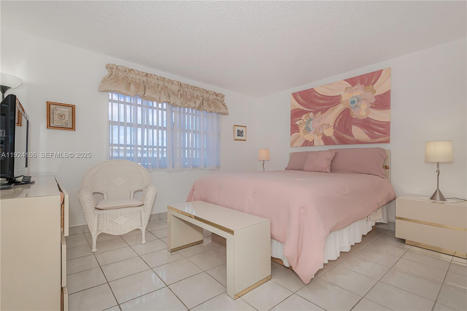 401 Southeast 3rd Street, Unit 507 Dania Beach, FL 33004 - Photo 22 of 28 a bedroom with a bed and a lamp