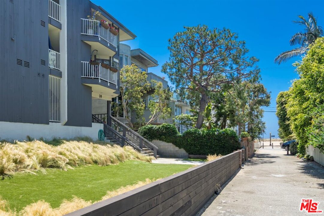 24 Westwind Street, Unit F Marina del Rey, CA 90292 - Photo 2 of 24 a view of a backyard with plants