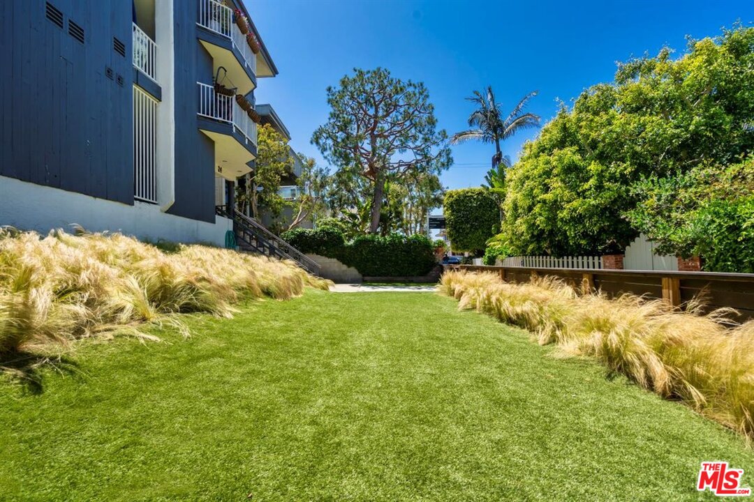 24 Westwind Street, Unit F Marina del Rey, CA 90292 - Photo 3 of 24 a backyard of a house with lots of green space