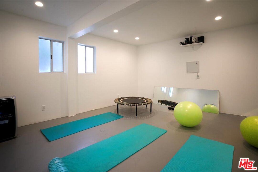 24 Westwind Street, Unit F Marina del Rey, CA 90292 - Photo 21 of 24 a room with pool table and chairs