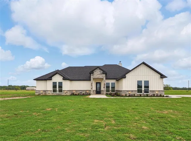 $649,999 | 110 Southeast Private Road 3178, Corsicana, TX 75109