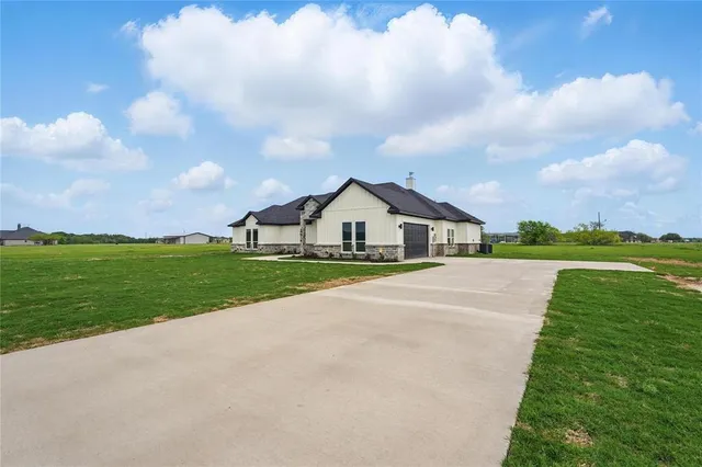 $649,999 | 110 Southeast Private Road 3178, Corsicana, TX 75109