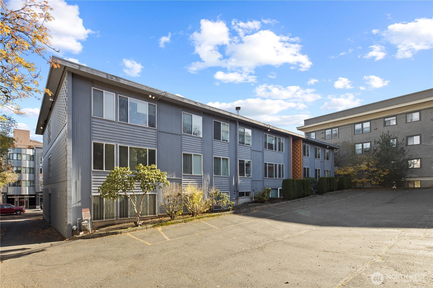 509 19th Avenue East Seattle, WA 98112 - Photo 33 of 40 a front view of a house with garden