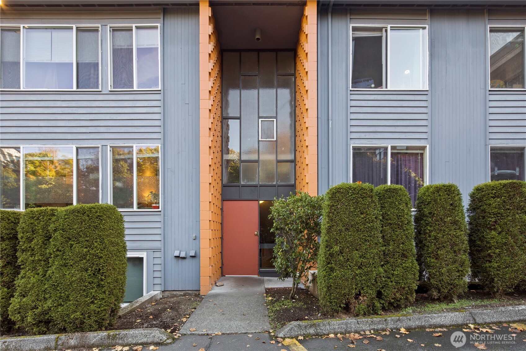 509 19th Avenue East Seattle, WA 98112 - Photo 4 of 40 a view of a building with potted plants