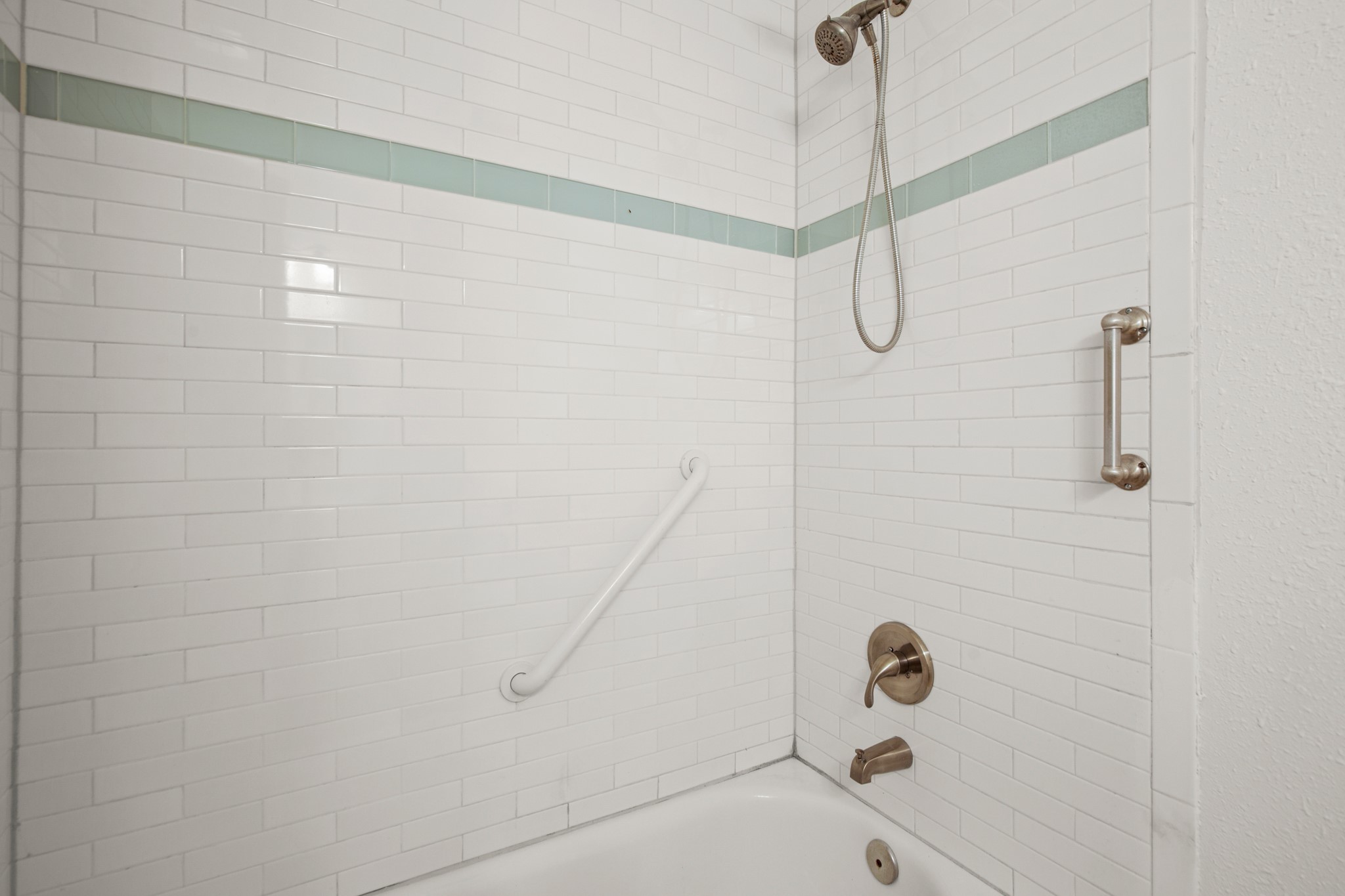 2109 Brandywine Lane Austin, TX 78727 - Photo 16 of 27 Full bath featuring shower / bath combination