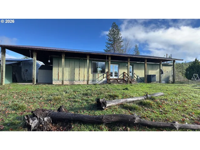 a black and white photo of a living room