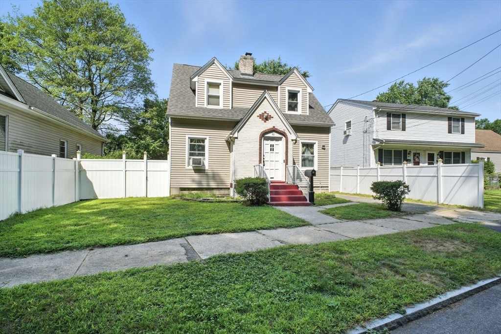 90 St James Circle Springfield, MA 01104 - Photo 2 of 23